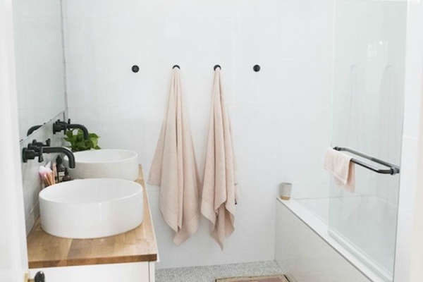 Osvežite svoje belo kupatilo na stilski način