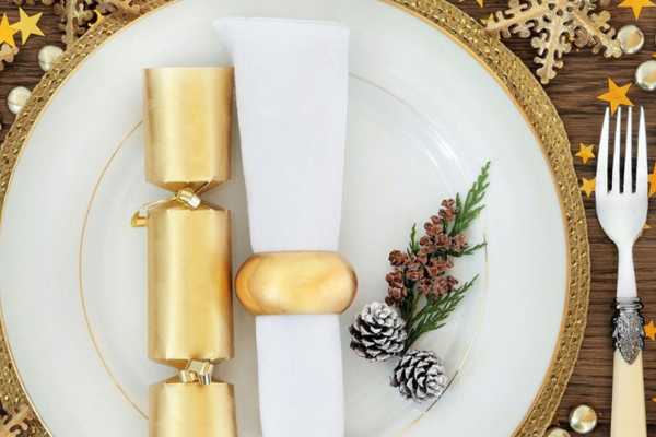 Novogodišnje postavljanje stola: kombinujemo zlato i boje za ekskluzivnu atmosferu