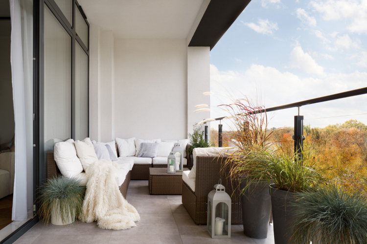 Dekoracija terasa i balkona u prolećnoj sezoni: nekoliko načina da vratite živost svom omiljenom kutku za uživanje