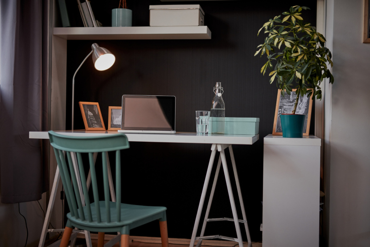 Želite dramatičniju kućnu kancelariju? Dodajte malo crne boje u svoj radni prostor, nećete se pokajati!