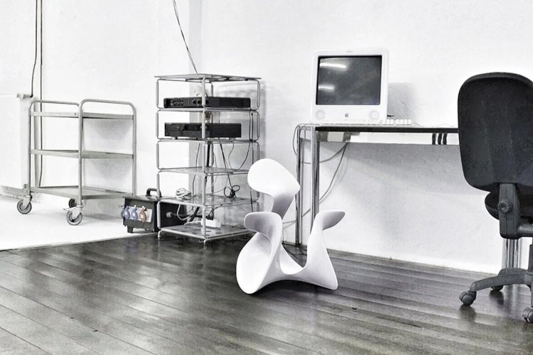 Aktivna stolica ima zanimljiv eklektičan dizajn koji radni prostor čini dinamičnijim