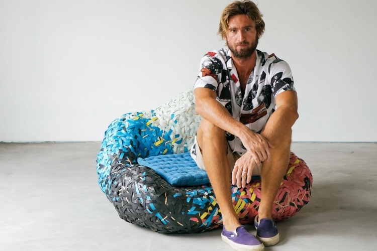 Udobna šarena fotelja od reciklirane plastike
