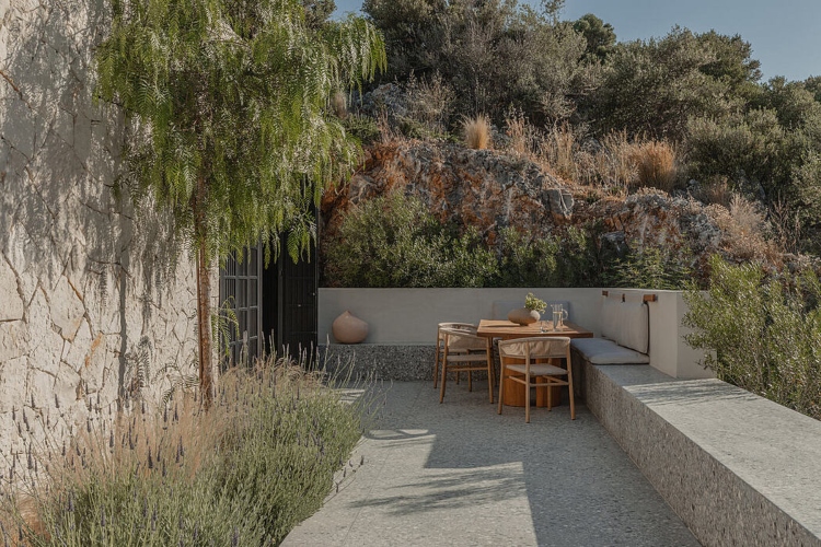 Kamena porodična vila na Kritu ima udobne i prostrane terase i savršen pogled na more