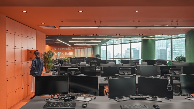 Udobna kancelarija predstavlja savršen kontrast narandžaste i plave boje