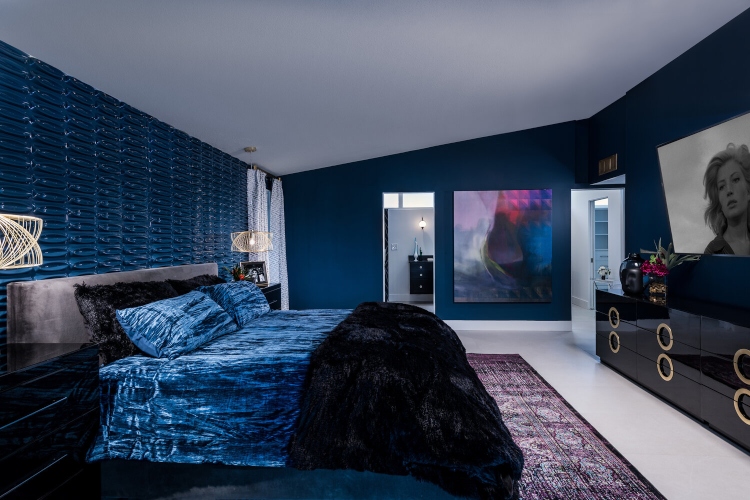 Moderna spavaća soba dekorisana tamnom nijansom plave boje