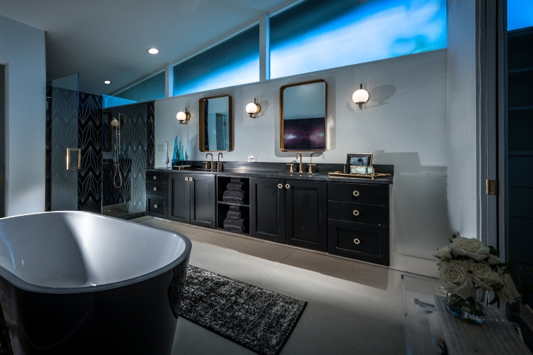 Moderno kupatilo u tamnijim nijansama plave boje