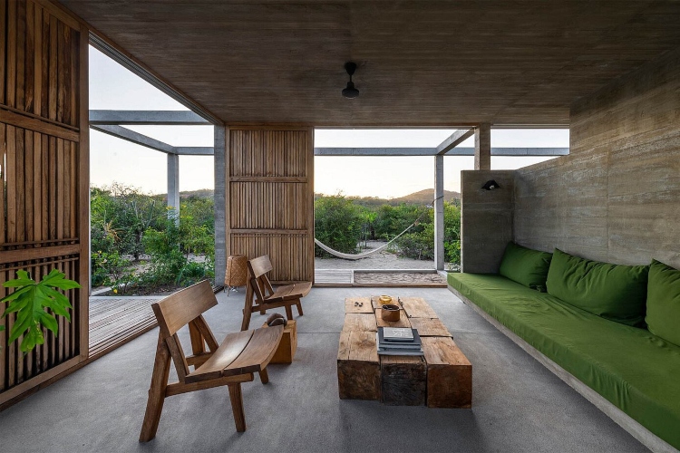 Kuća napravljena od betona i drveta deluje udobno i toplo