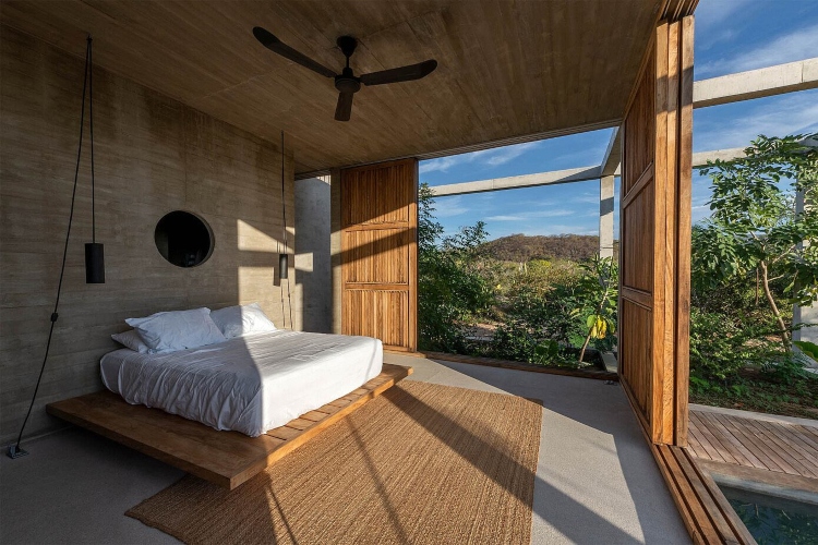 Pogled na prostranu spavaću sobu kuće izrađene od betona i drveta