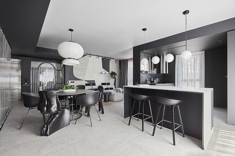 Moderna kuhinja u minimalističkom stilu sa crnim šankom i sivim elementima