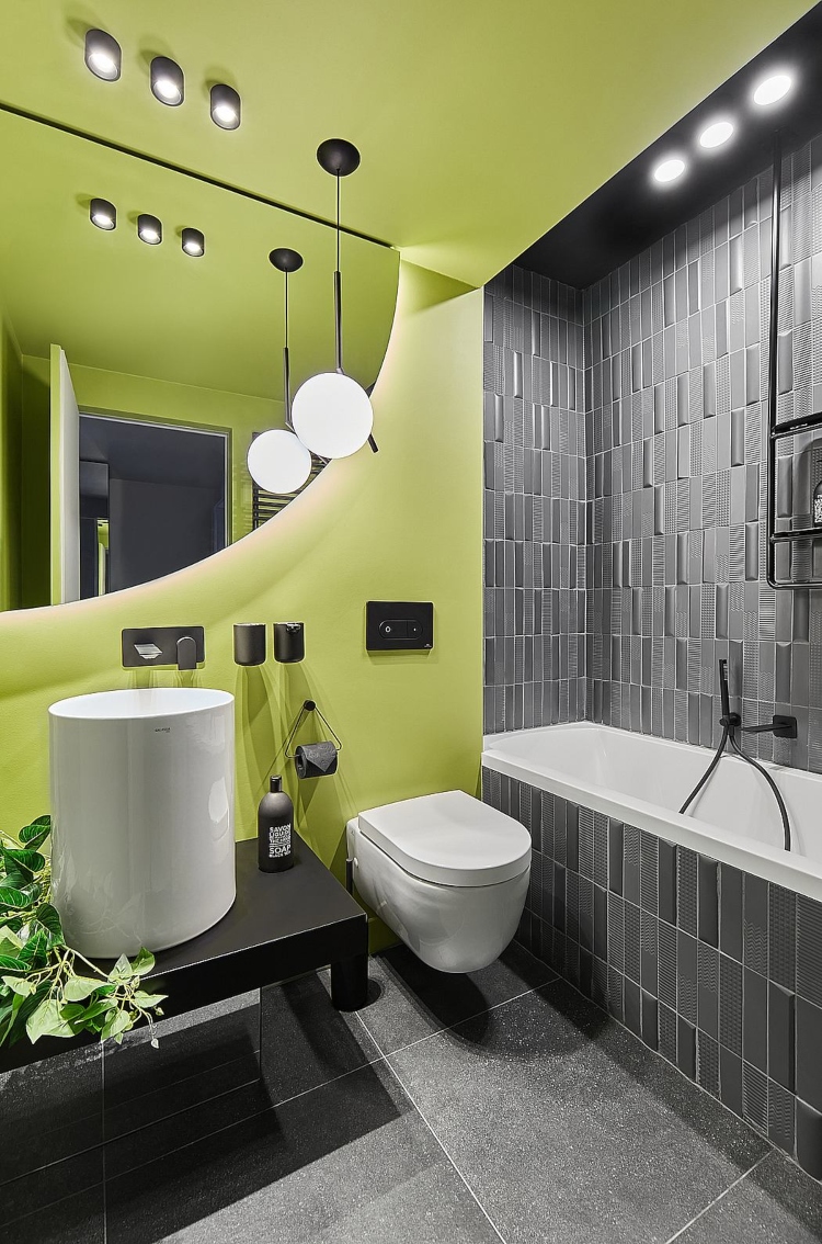 Moderno kupatilo u minimalističkom stilu sa zelenim akcentnim zidom