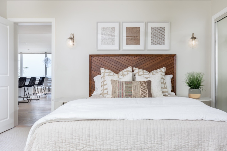 Udobna spavaća soba sa velikim bračnim krevetom, belim zidovima i elegantnom posteljinom