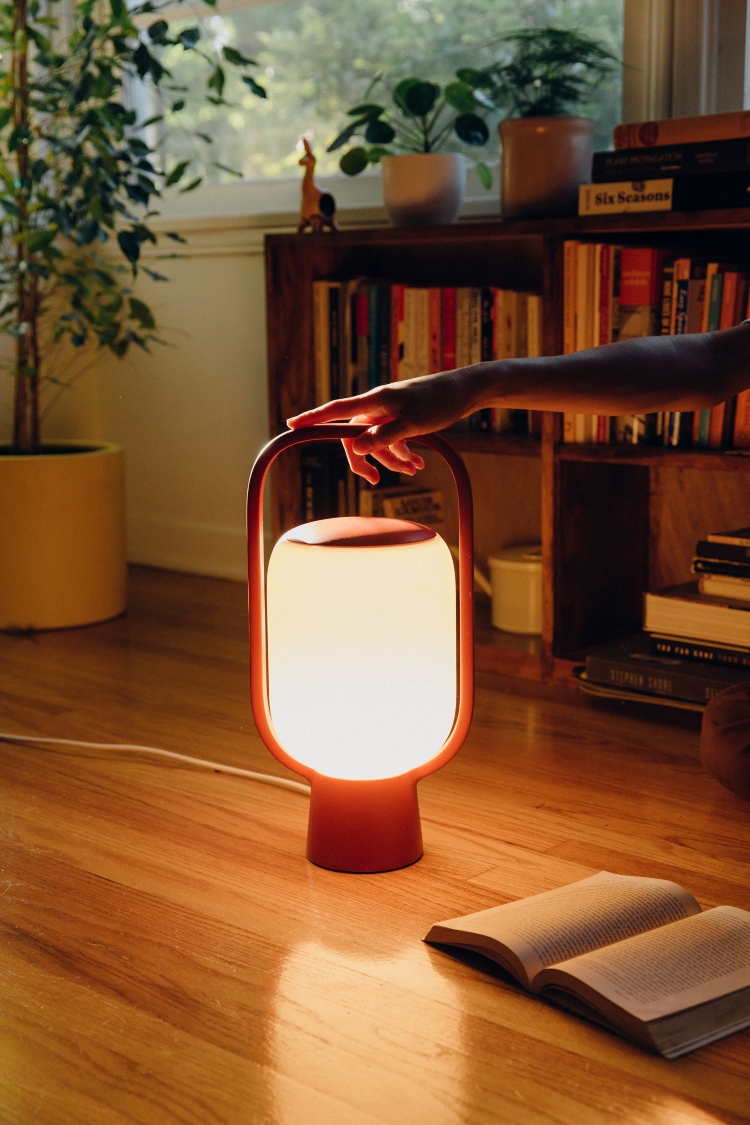 Prenosiva lampa modernog dizajna savršena je i za otvorene prostore