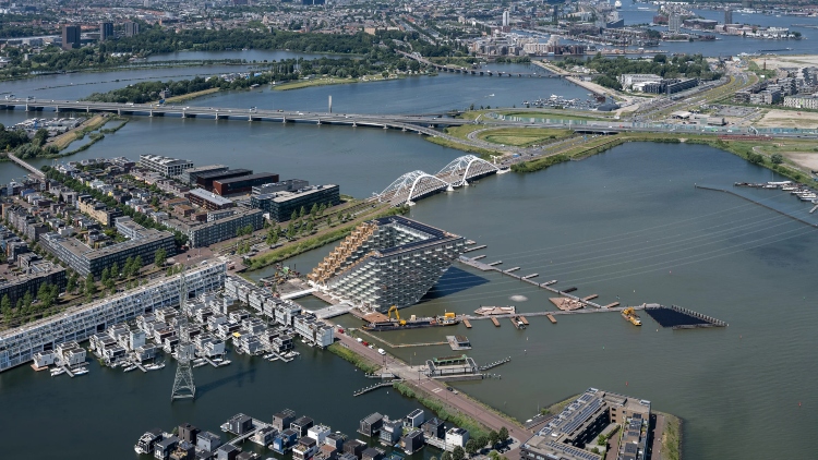 Prvi konzolni stambeni blok u Amsterdamu izgleda kao da pluta po jezeru