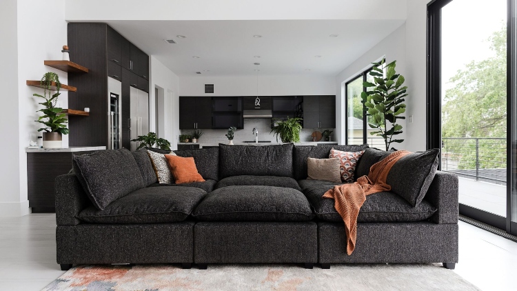 Udobna modularna sofa u crnoj boji sa mekanim jastucima od perja