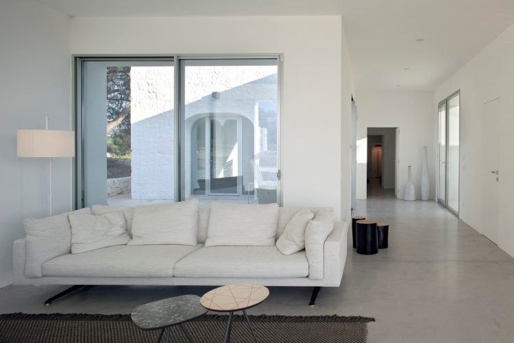 Prizemna kuća od kamena opremljena je u minimalističkom stilu