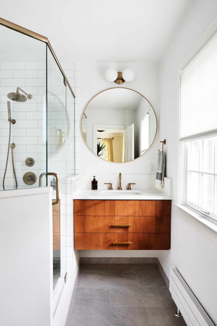 Malo kupatiloo sa velikim ogledalom i drvenim elementima opremljeno u skandinavskom stilu