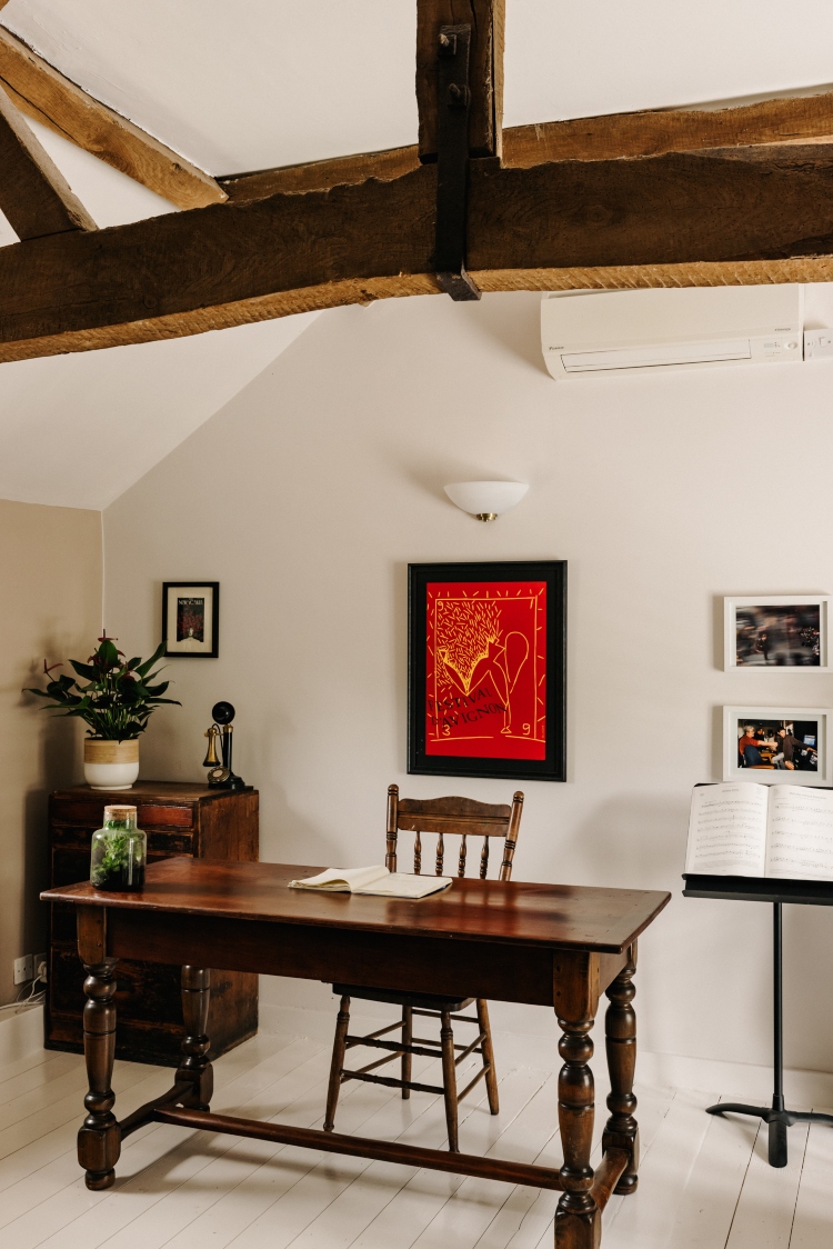 Kućna kancelarija u tradicionalnom stilu sa izloženim gredama i drvenim elementima