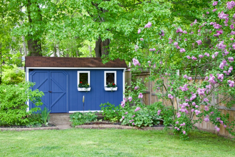 Mala baštenska kućica ofarbana u plavu boju