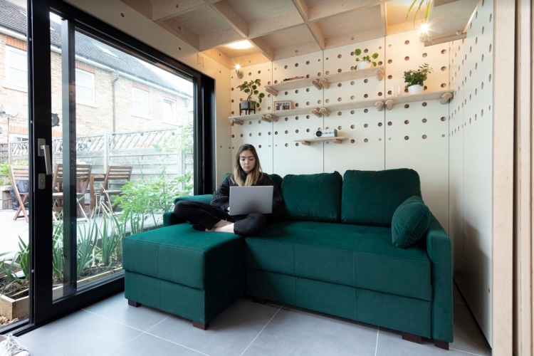 mala kancelarija u dvorištu ima dovoljno mesta za uživanje i opuštanje