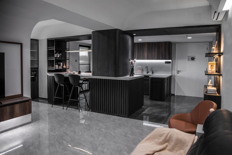 Moderan stan sa crno sivo kuhinjom kao centralnim delom prostora