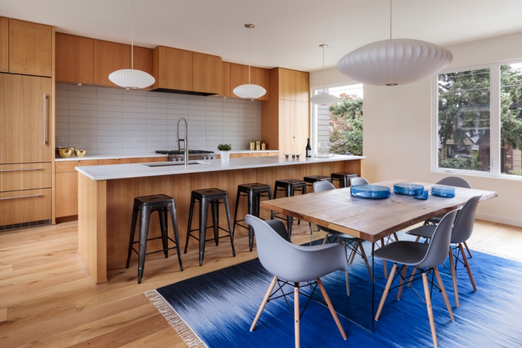 Moderno dizajnirana kuhinja sa drvenim kuhinjskim ormarićima i plavim tepihom