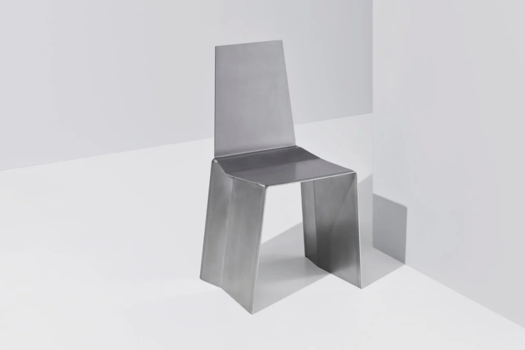 Stolica napravljena samo od jednog komada lima