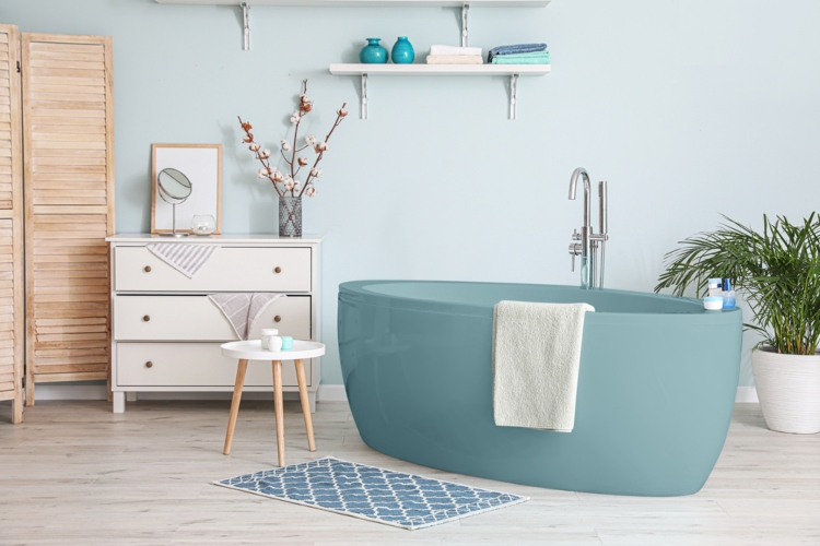 Udobno kupatilo sa samostojećom kadom u plavoj boji