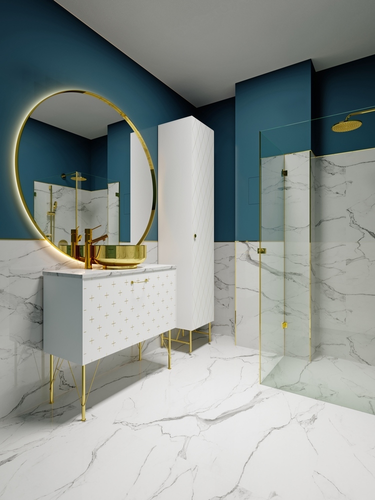 Malo moderno kupatilo sa plavim akcentnim zidom i belim mermernim plocicama