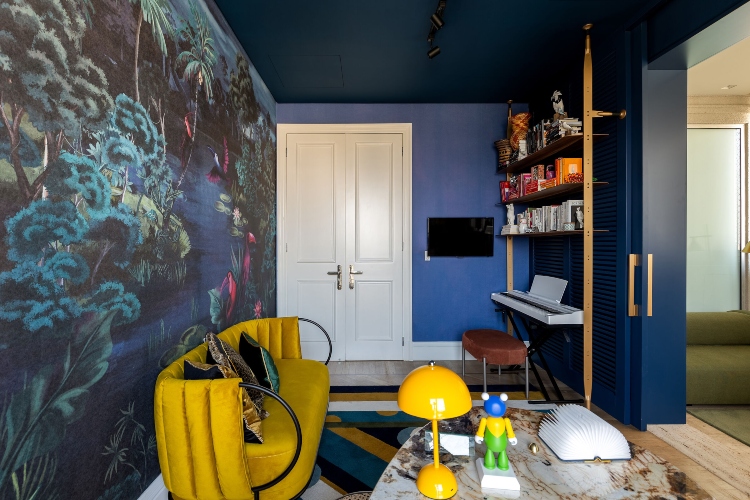 Mala kućna kancelarija sa šarenom tapetom koja služi kao akcentni zid