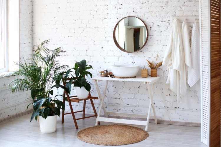 Kupatilo uređeno u skandinavskom stilu sa puno zelenih biljaka