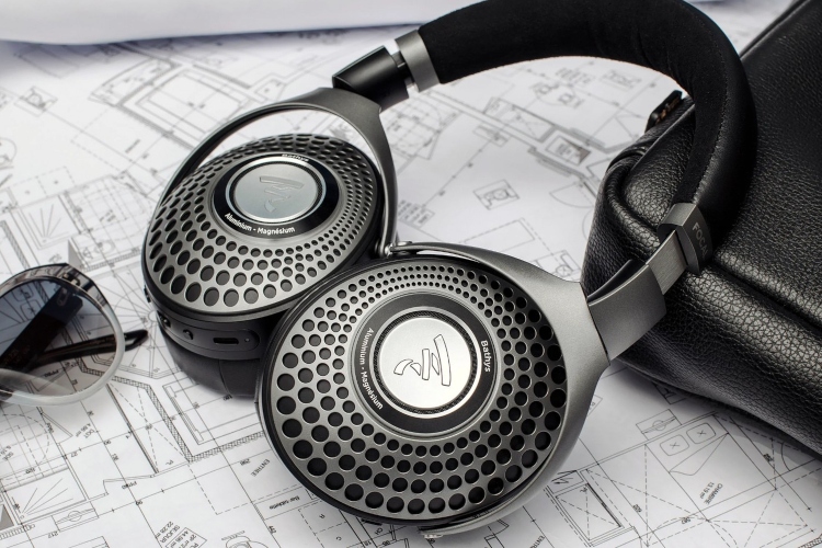 Bathys slušalice imaju prepoznatljiv Focal-ov dizajn i dolaze u srebrno-crnoj boji