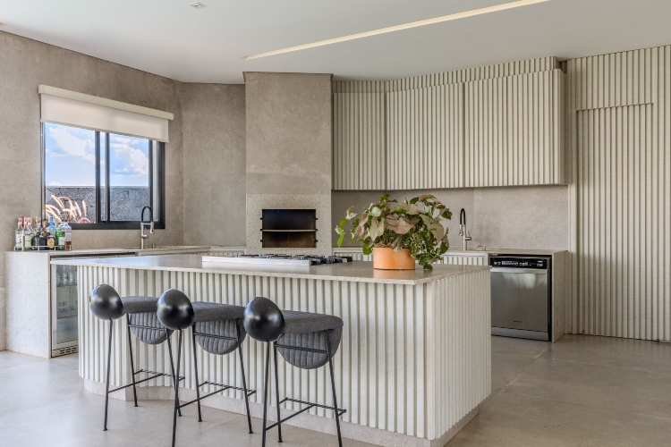 Kuhinja sa trpezarijom opremljena u minimalističkom modernom stlu