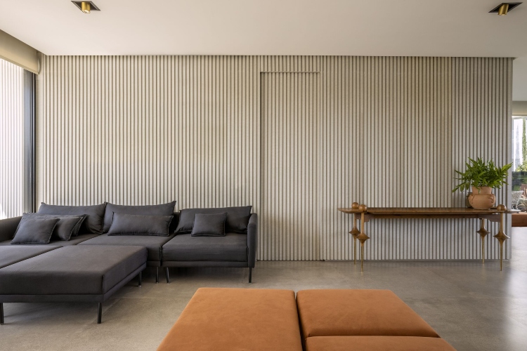 Enterijer opremljen u minimalističkom stilu u nijansama krem i sive boje