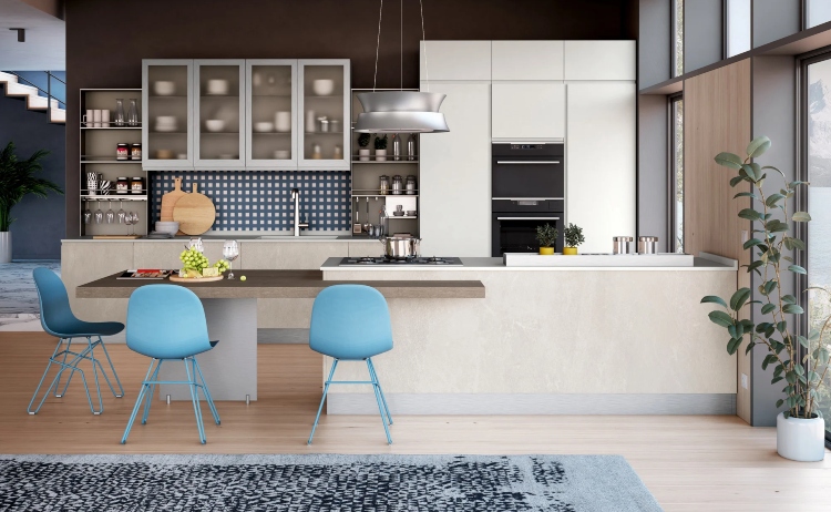 Savremena kuhinja sa stolicama u azurno-plavoj nijansi koje deluju kao fokusna tačka