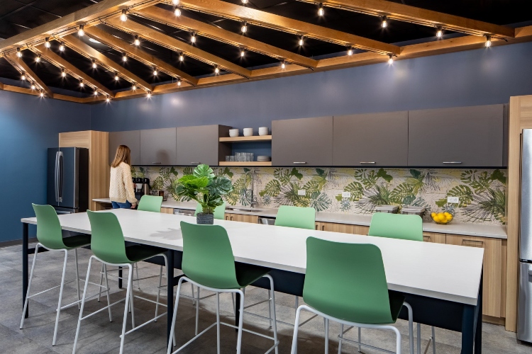 Kancelarija ima modernu kuhinju sa velikim bar pultom za druženje i odmor zaposlenih