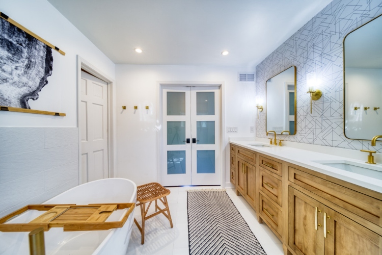 Bela boja, mermer, drvo i mesingani akcenti su dobitna kombinacija za moderno kupatilo