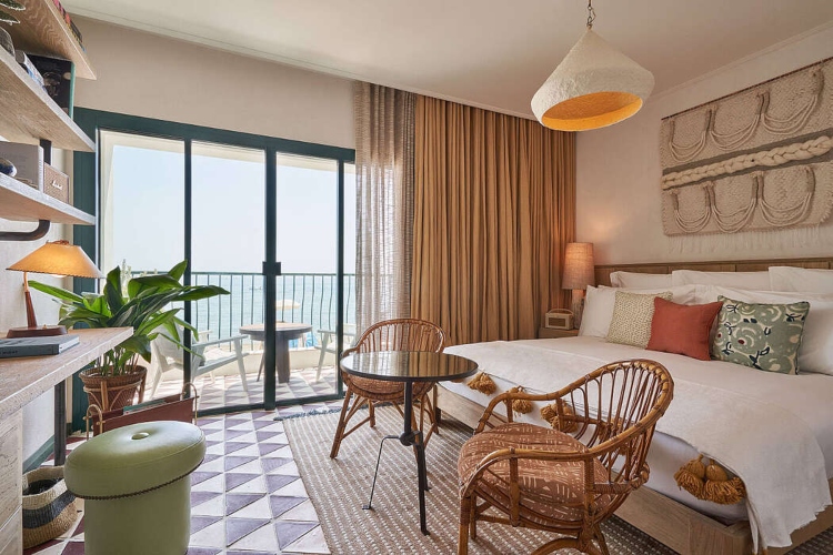 Svetla i udobna soba hotela Little Beach House nadomak Barselone ispunjena morskim akcentima i peščanim nijansama