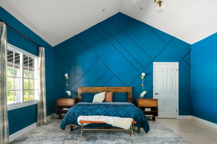 Spavaća soba sa plavim zidovima i velikim bračnim krevetom