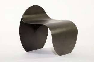 Skulpturalna stolica izrađena od čelika podseća na neminovnost promene