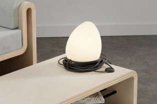 Lampa u obliku jajeta smeštena u gnezdu od kablova