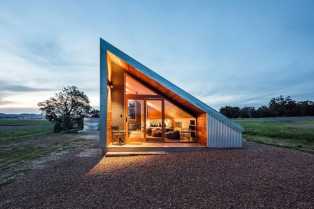 Ruralno a luksuzno: neobična kuća sa ugaonim krovom