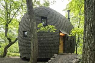 Drvena kućica kao simbol zemljane arhitekture u šumi Japana