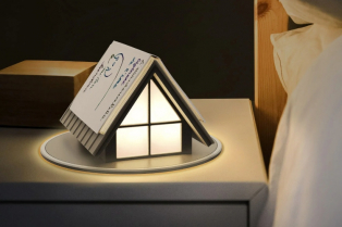 Preslatka mala lampa u obliku kućice je idealno mesto za odmor vaših knjiga