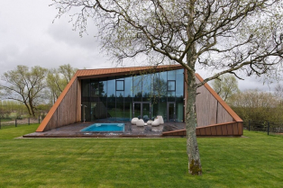 Biser moderne arhitekture: asimetričan dom uronjen u okolnu prirodu