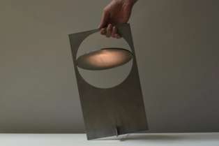 Lepota sirovih materijala: lampa od metala sa geometrijskom figurom
