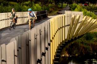 Pešački i biciklistički most u parku inspirisan je oblikom jegulja