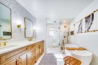 Beli mermer, drvo i mesing: dobitna kombinacija za moderno kupatilo