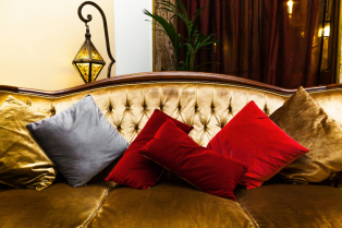 Za lepši i mekši dekor doma: 5 načina za korišćenje somotskih jastuka u enterijeru