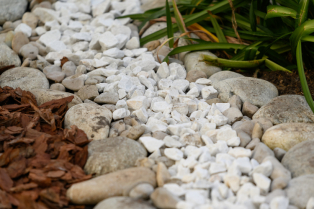 Kontrast koji daruje eleganciju: 5 saveta za korišćenje belog dekorativnog kamena u dvorištu