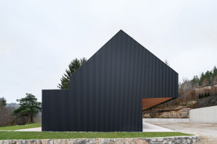 Oštra i prkosna: kuća sa tamnom fasadom oduševljava svojim geometrijskim dizajnom